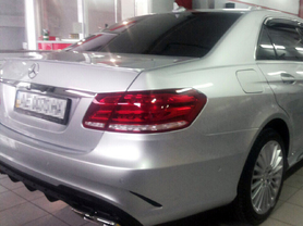 Mercedes-Benz E220 2013 - установка заднего бампера и насадок на выхлопную систему E63 от AMG.